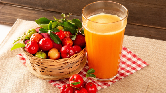 O suco de acerola é delicioso! (Créditos: Shutterstock)
