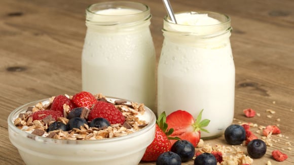 Os benefícios do iogurte natural: como incluir na alimentação, como fazer em casa e qual o melhor horário para consumir
