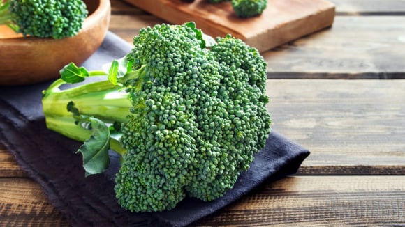 Poucos sabem, mas esse é o melhor jeito de cozinhar brócolis para garantir todos os nutrientes (não é no vapor!)