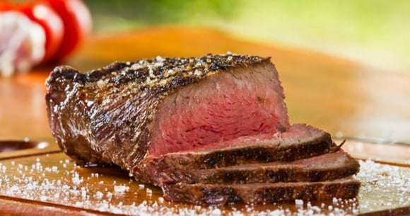 Esse churrasco na fritadeira elétrica não vai deixar a casa cheia de fumaça e fica pronto rapidinho (Créditos: Shutterstock)