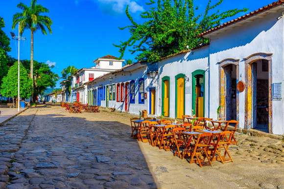 Muitos restaurantes de Paraty ficam dentro das tradicionais casas portuguesas no centro histórico (Créditos: Shutterstock)