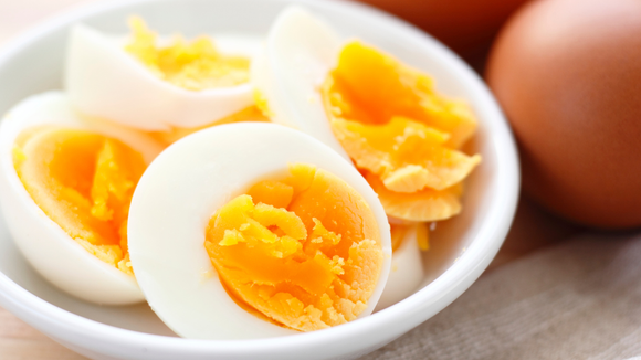 Cada versão muda a quantidade de gordura e até na segurança do alimento. (Créditos: Canva)