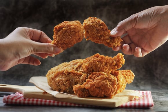 Crocante por fora e suculento por dentro: os truques um frango frito perfeito