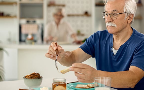 Será que é uma boa ideia comer mel todos os dias? Entenda se a reputação do alimento "milagroso" é real