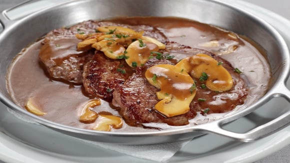 Mais clássico que isso, só dois disso: bife ao molho madeira para toda a família