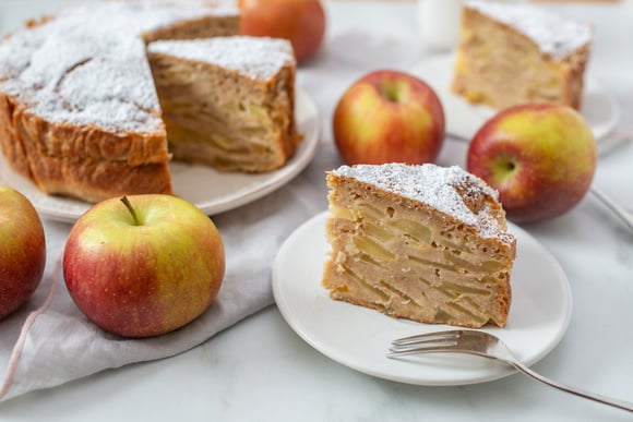 Torta de maçã invisível é um bolo fofinho e cremoso, uma delícia para o café da manhã e ou o lanche de toda a família