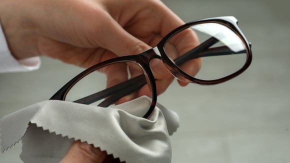 Nem álcool, nem detergente: como limpar as lentes dos óculos sem riscar com apenas 2 ingredientes de cozinha
