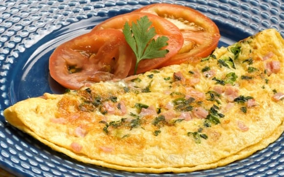 Omelete é uma receita boa para entrada, lanches e até café da manhã (Créditos: TudoGostoso)