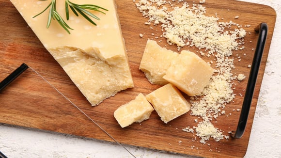 Não coloque de volta na embalagem: veja como armazenar queijo parmesão corretamente