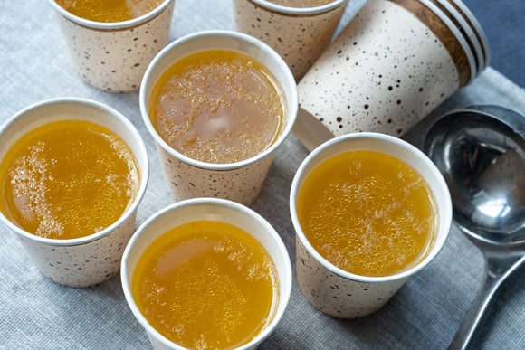 Pare de comprar caldo pronto! Aprenda a fazer cubinhos de caldos caseiros em passos simples e tenha-os sempre à mão no congelador