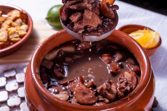 Feijoada e acarajé entram em nova lista das 10 piores comidas brasileiras! Quem votou nisso???
