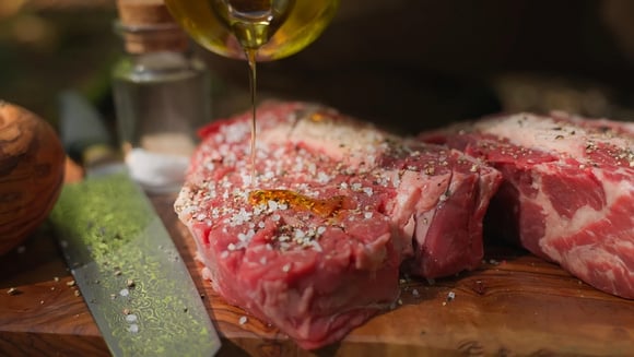 Misturar sal na carne antes de cozinhar faz diferença: como a química dos alimentos impacta sabor e textura