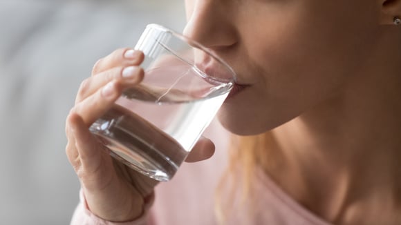 Qual é o melhor horário para beber água? Essa dica é essencial para sua hidratação e saúde