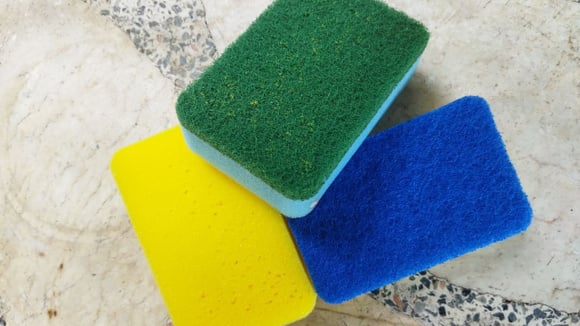 O uso da esponja não substitui uma limpeza periódica da geladeira, especialmente se a ideia é manter o aparelho livre de mofo e mau cheiro (Créditos: Shutterstock)