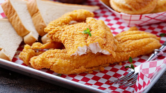 Nem ovo, nem farinha de rosca! Aprendi com um chef como fazer um peixe frito com o empanado perfeito, crocante por fora e suculento por dentro: "50 gramas de farinha de trigo"
