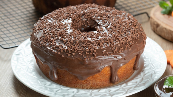 Receita fácil de bolo fofinho de cenoura com deliciosa calda de brigadeiro que acaba em segundos quando faço aqui em casa