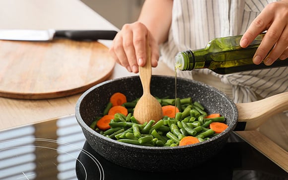 Se você ainda usa esse tipo de colher para fazer comida em casa, está prejudicando a sua saúde sem saber: as dicas de um neurocientista para escolher utensílios mais seguros na cozinha