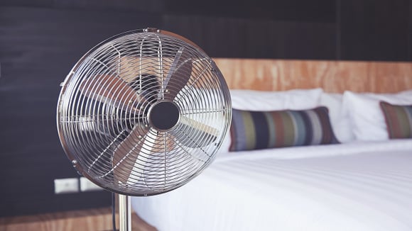 Você liga o ventilador a noite toda? Veja quanto isso pode custar no fim do mês