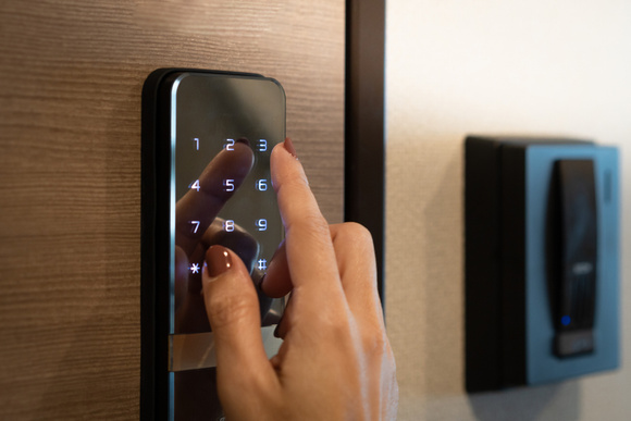 Essa fechadura digital deixou minha casa mais segura e moderna — e está com mais de 50% de desconto