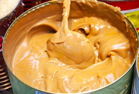 Vegano e com só 2 ingredientes: esse doce de leite fica tão cremoso que ninguém acredita que é caseiro