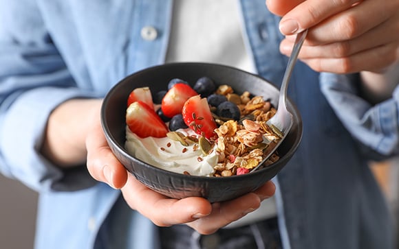 Eu como o mesmo café da manhã rico em proteína e fibras todos os dias: fica pronto em 2 minutos e não enjoa