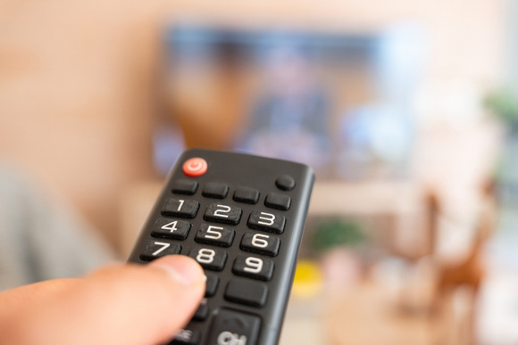 Perde o controle remoto da TV toda hora? Pouca gente sabe esse truque para encontrá-lo em segundos