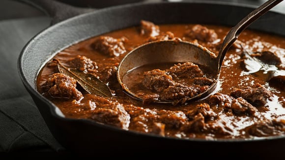 Refogue bem a carne antes do cozimento e capriche nos temperos para conseguir um prato com muito mais sabor e suculência (Créditos: Shutterstock)