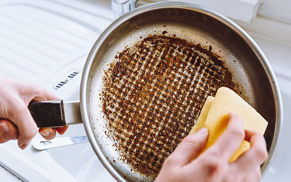 O método secreto da vovó: esta pasta barata limpa panelas queimadas sem precisar esfregar