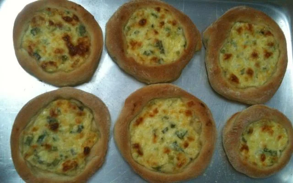 A esfirra aberta, às vezes comparada com uma mini-pizza, é sucesso absoluto (Créditos: Luciana Carneiro/TudoGostoso)