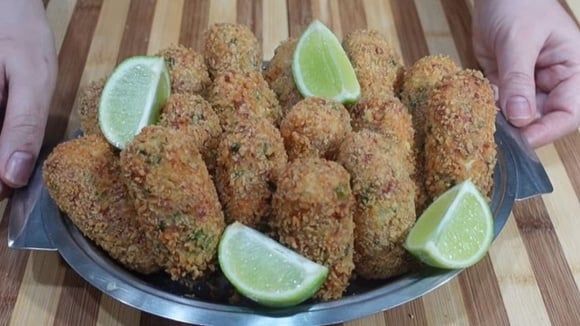 Óleo bem quente é essencial para que o croquete fique sequinho e saboroso (Créditos: Reprodução/Rosi Mazegohan/YouTube)