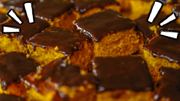 Bolo de cenoura com calda de chocolate fácil: já deixa cortado em quadradinhos para as crianças lancharem
