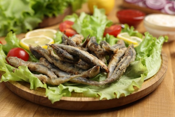 Veja por que devemos adicionar mais deste peixe barato à nossa dieta, de acordo com este médico