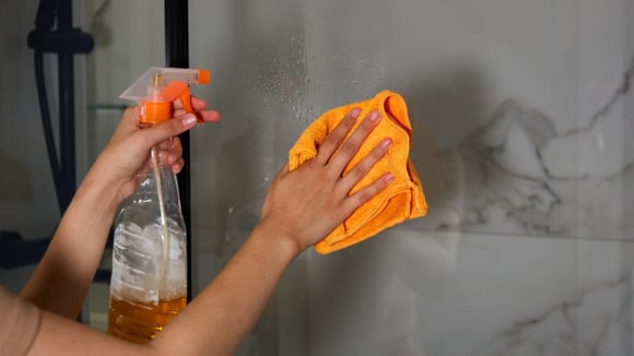 Basta aplicar a solução de vinagre com canela em superfícies sujas com calcário, deixar agir por alguns minutos e removê-la com pano macio (Créditos: Shutterstock)