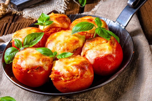 Tomate recheado é simples e delicioso. (Créditos: Shutterstock)