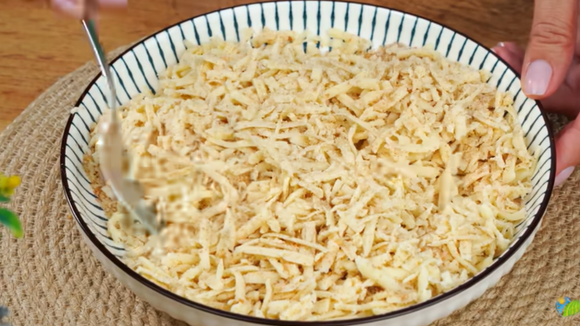 Mistura de queijo muçarela com farinha de rosca para o gratinado. (créditos: Reprodução/ Youtube Frische Rezepte) 