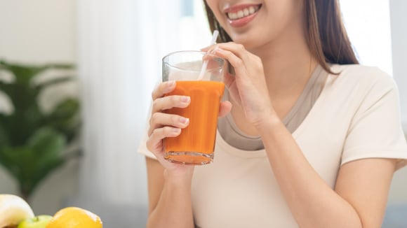 O suco anti-inflamatório feito com 3 ingredientes que você já tem em casa: ajuda a controlar as dores nas articulações e é rico em vitamina C