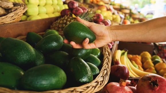 Como escolher abacate maduro sem tocar na fruta: nunca mais errei o ponto depois que descobri esse truque
