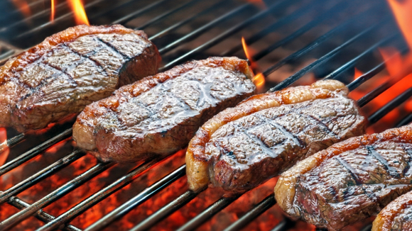 Nem alho, nem chimichurri, nem limão: esse é o tempero que deixa a carne do churrasco mais macia e saborosa