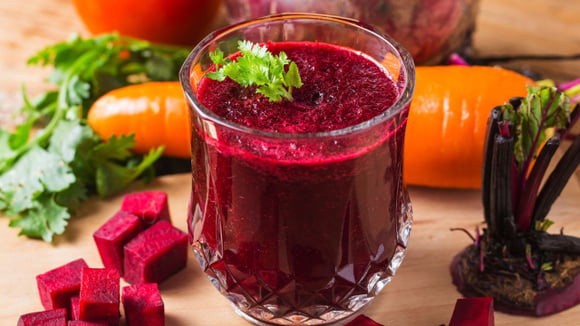 Nutri ensina receita de suco detox PODEROSO para desinchar e começar o ano com muita energia!