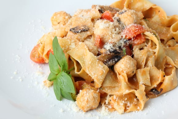 Uma massa como papardelle com filé de frango cai bem no jantar (Créditos: Shutterstock)