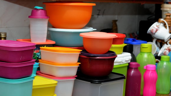 Os antigos recipientes Tupperware na gaveta tornaram-se itens de colecionador muito procurados: agora há quem pague por cores específicas