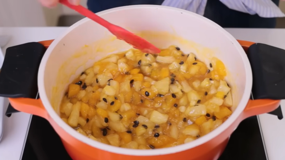 Geleia de frutas amarelas, com manga, abacaxi e maracujá. (créditos: Reprodução Youtube Letícia Solcia)