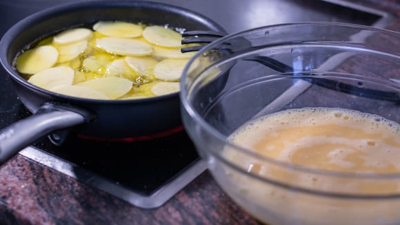 Experimente essa dica quando fizer tortilla espanhola em casa e veja a diferença no resultado (Créditos: Shutterstock)
