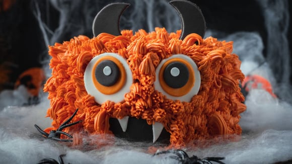 Bolo de Halloween assustadoramente gostoso que não pode faltar na sua festa de Dia das Bruxas! Deixe a mesa ainda mais temática com essa receita!