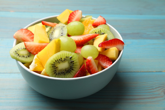 Não deixe que suas saladas de frutas pareçam sem graça. Com apenas um ingrediente extra, elas ficarão mais frescas e saborosas