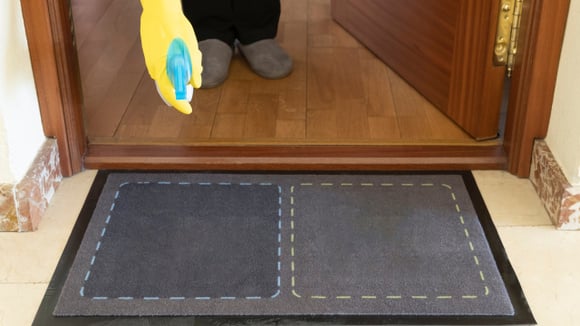 Borrifar a porta da casa com vinagre branco, detergente líquido e bicarbonato de sódio - Por que recomendam isso e para que serve?