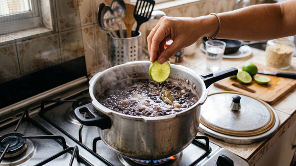 Por que colocar uma fatia de limão na água do feijão? Entenda por que algumas pessoas fazem esse truque na hora de cozinhar