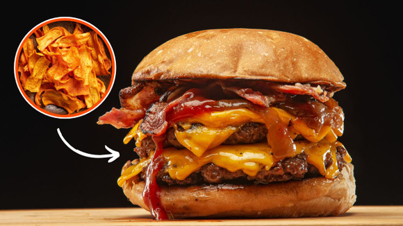 Hambúrguer com bacon é coisa do passado, agora a moda é usar esse ingrediente crocante e com gostinho de defumado