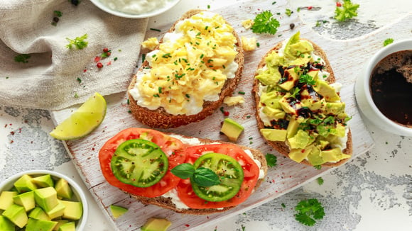 Receita de ovos mexidos cremosos e ricos em proteínas: variações com tomate, abacate, queijo, bacon e leite
