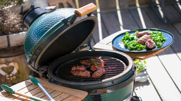 Nem grelha nem braseiro: a nova maneira de fazer churrasco em varandas e terraços, mais fácil e rápida